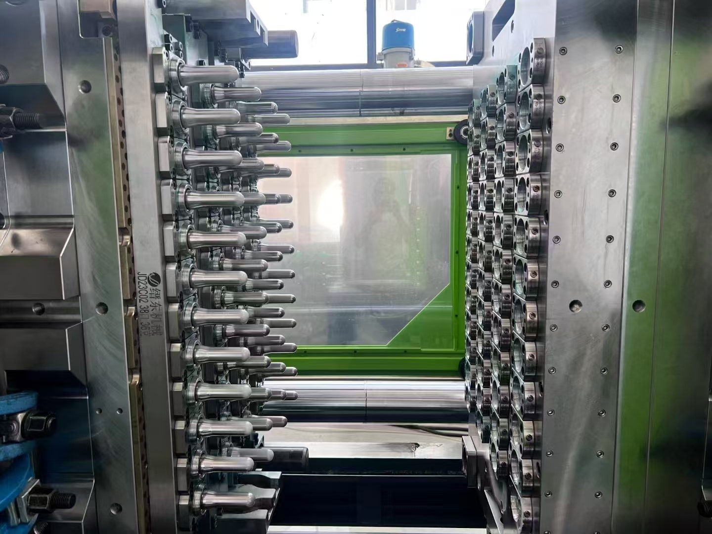 Diagram Showing Tie Bar Distance And Mold Platens On An Injection Machine