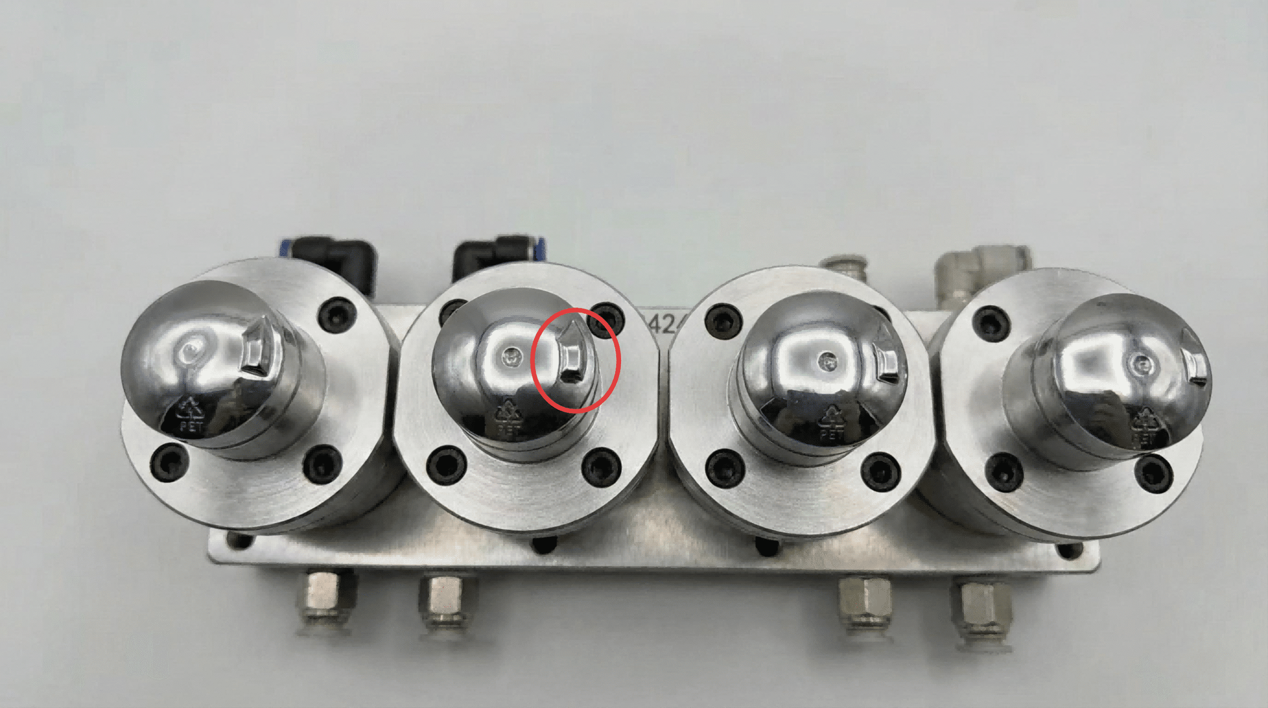 Diagram Showing How The Labeling Machine Puck Engages With The Bottle Bottom Notch