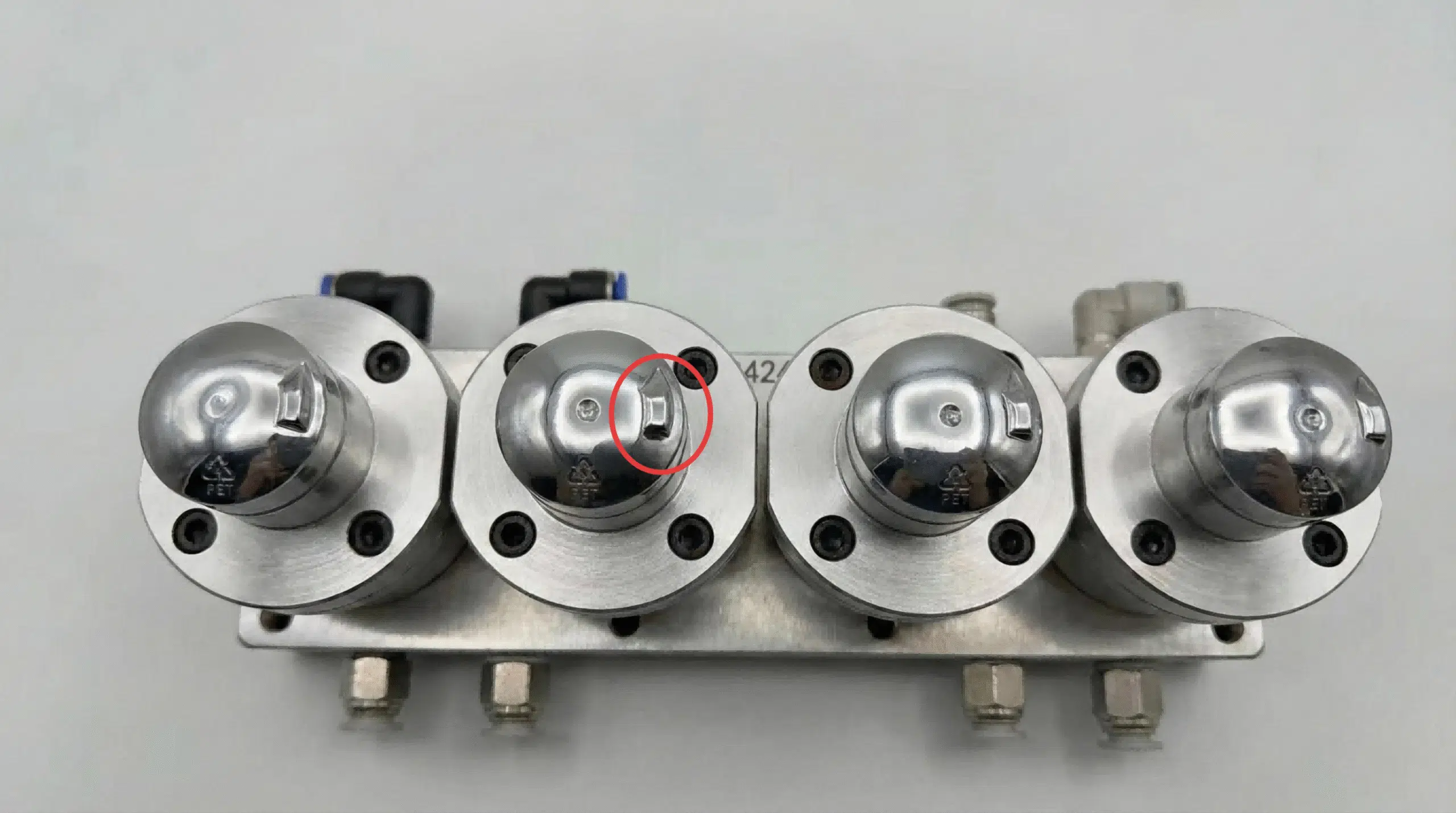 Diagram Showing How The Labeling Machine Puck Engages With The Bottle Bottom Notch